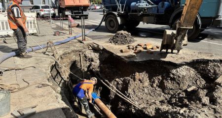 Через провалля у середмісті Дніпра відключили воду у декількох будинках (ФОТО)