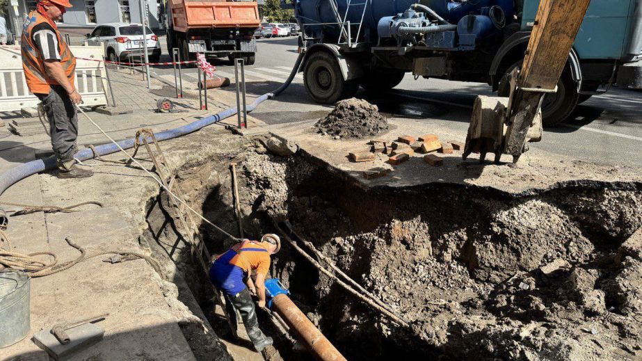 Через провалля у середмісті Дніпра відключили воду у декількох будинках (ФОТО)