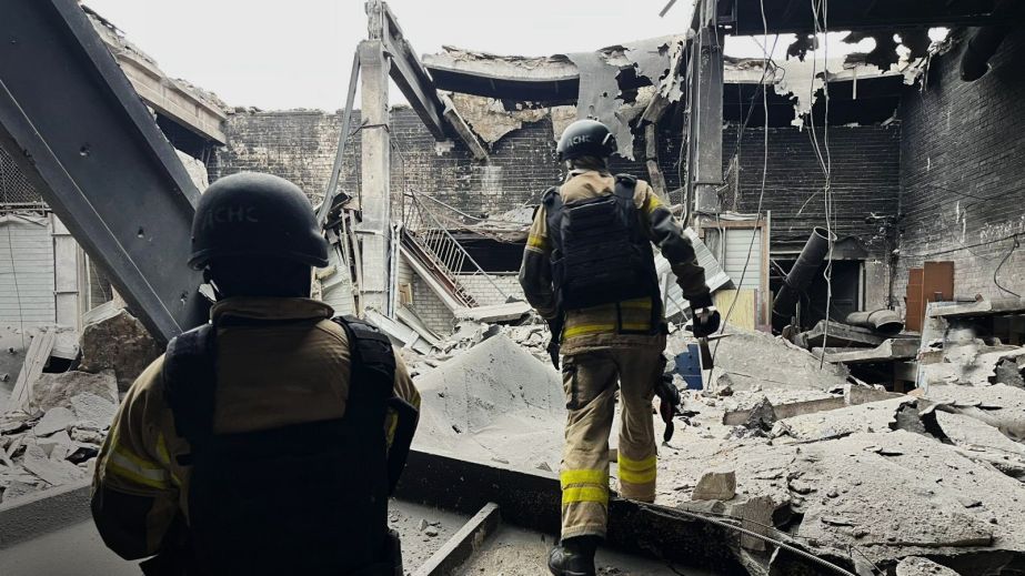 Спасатели показали последствия вражеской атаки на Днепропетровщину (ФОТО)