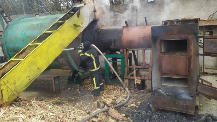 Був ризик вибуху: у Дніпровському районі загорілася сушарка для деревини (ФОТО)