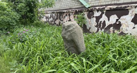 До Дніпра з Донеччини евакуювали ще дві "кам'яні баби", яким понад 800 років (ФОТО)
