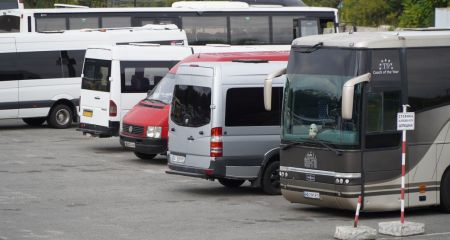 Альтернатива под обстрелами: почему жители Днепра выбирают более дорогие автобусы вместо поездов и как работает рынок перевозок