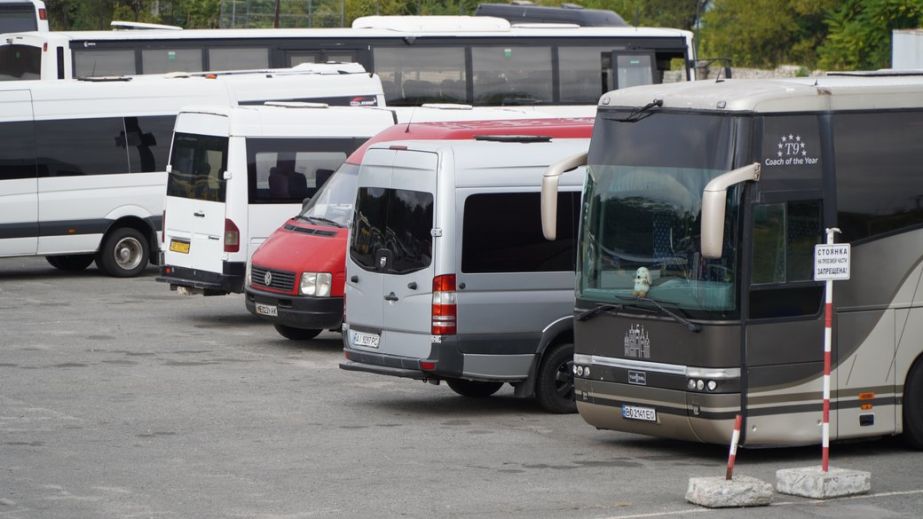 Альтернатива під обстрілами: чому жителі Дніпра обирають дорожчі автобуси замість потягів та як працює ринок перевезень
