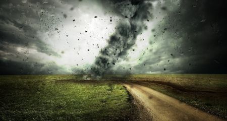 На Никопольщине ураган вырвал с корнем 50-летний памятник села и изуродовал крыши домов (ВИДЕО)