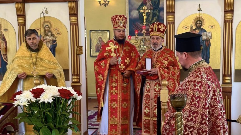Священнику з Кривого Рогу подарували священицький срібний хрест (ФОТО)