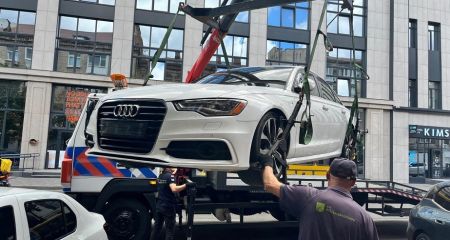 Залишив на місці для інвалідів: у Дніпрі евакуатор прибрав з вулиці коштовну Audi без номерів (ФОТО)