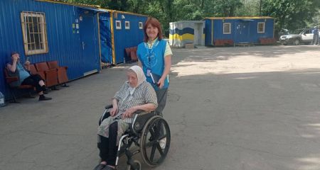 На Днепропетровщину эвакуировали 100-летнюю бабушку из Донбасса (ФОТО)