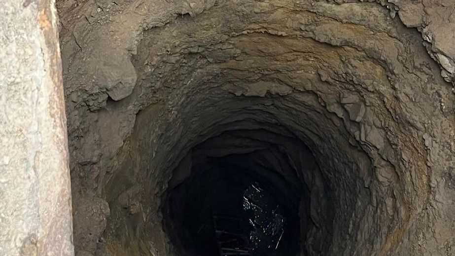 На Дніпропетровщині мешканці села з поліцейським витягали чоловіка з колодязя (ФОТО, ВІДЕО)