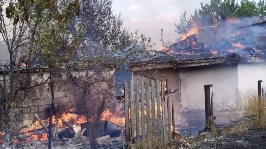 На Дніпропетровщині вогонь з полів перекинувся на житлові будинки (ФОТО)