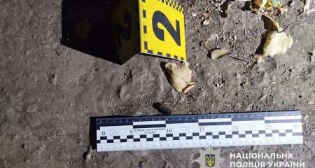 Стрілянина у Марганці: зловмисник тричі вистрелив в чоловіка біля багатоповерхівки і втік
