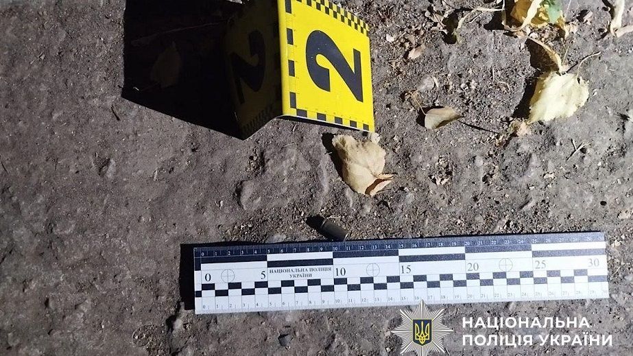 Стрельба в Марганце: злоумышленник трижды выстрелил в мужчину возле многоэтажки и скрылся