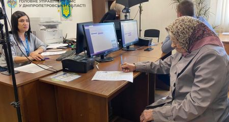 В Павлограде 101-летняя бабушка решила оформить загранпаспорт