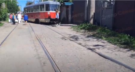 У Дніпрі трамвай зійшов з рейок і ледь не протаранив паркан (ВІДЕО)