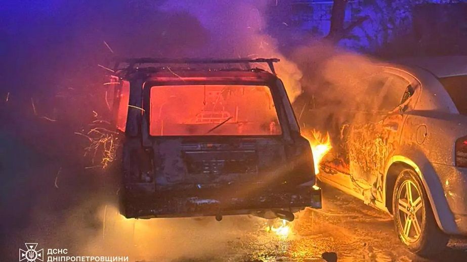 В Каменском посреди улицы горел автомобиль