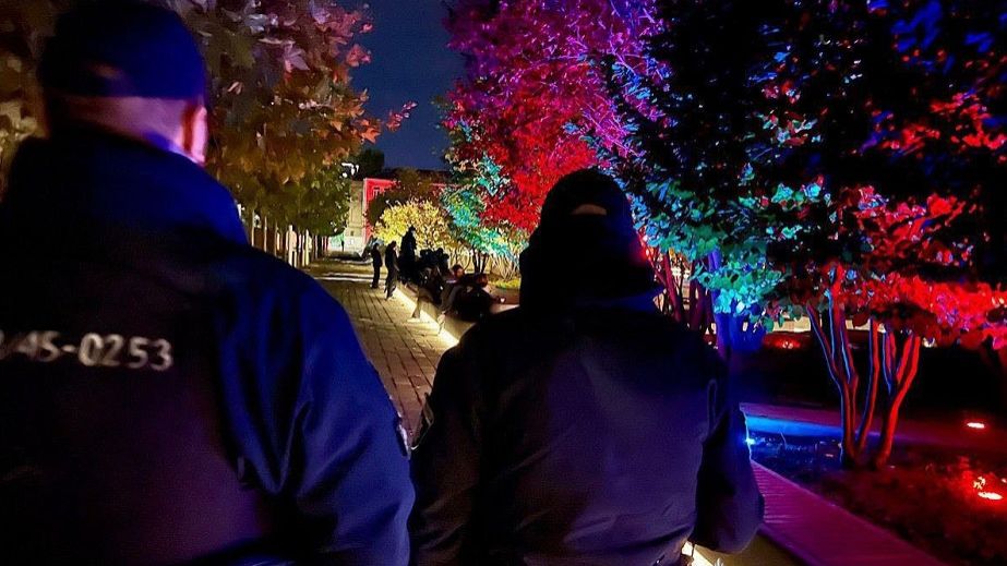 В Днепре на Успенской площади произошла стычка между молодежью и полицией (ВИДЕО)