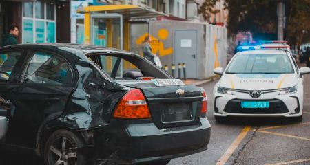 В Днепре автомобиль въехал в людей возле остановки: четырех пострадавших госпитализировали (ФОТО)