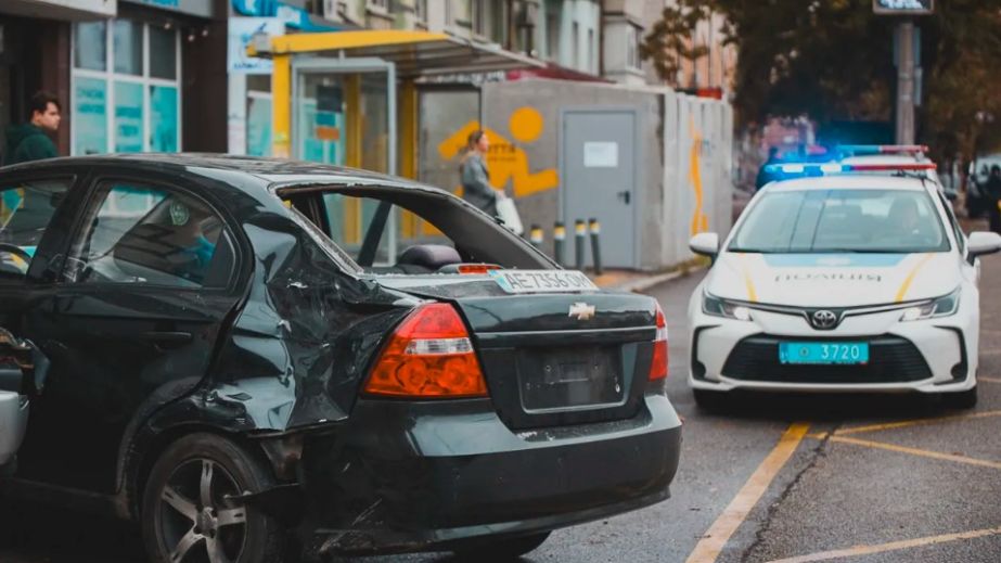 У Дніпрі автомобіль в'їхав у людей поблизу зупинки: чотирьох постраждалих ушпиталили (ФОТО)