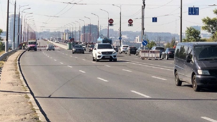 На Центральном мосту в Днепре из-за двух ДТП затруднено движение (ВИДЕО)