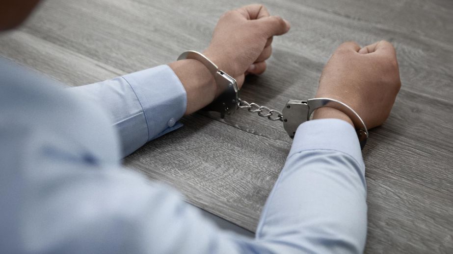 За 17 тисяч доларів волонтер у Кривому Розі продавав довідки про непридатність до служби (ФОТО, ВІДЕО)