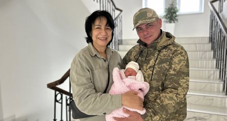 52-летняя защитница ВСУ из Кривого Рога стала мамой: у супругов военных родилась дочь Соломия (ФОТО)