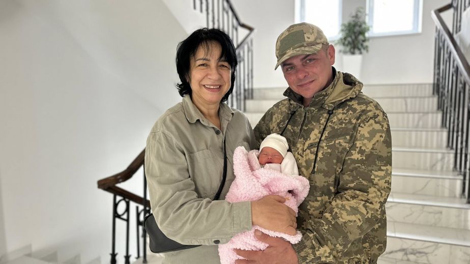 52-летняя защитница ВСУ из Кривого Рога стала мамой: у супругов военных родилась дочь Соломия (ФОТО)