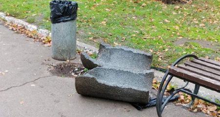 В популярном сквере Кривого Рога вандалы разбили мусорники и потрощили скамейки (ФОТО)