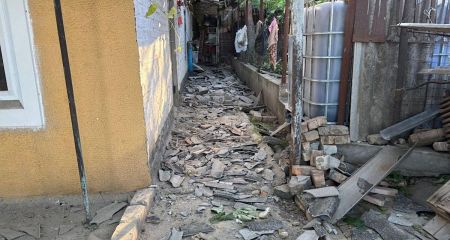 Зруйновані будинки та подвір'я: у поліції показали наслідки обстрілів Дніпропетровщини за минулу добу (ФОТО)