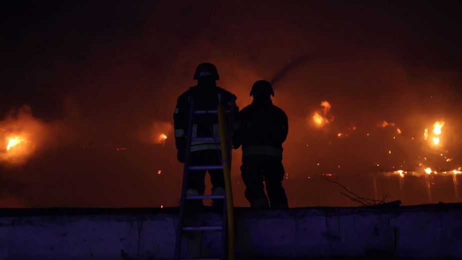 Дніпро у вогні: у ДСНС показали моторошні кадри гасіння нічних пожеж після масованої атаки БпЛА (ФОТО)