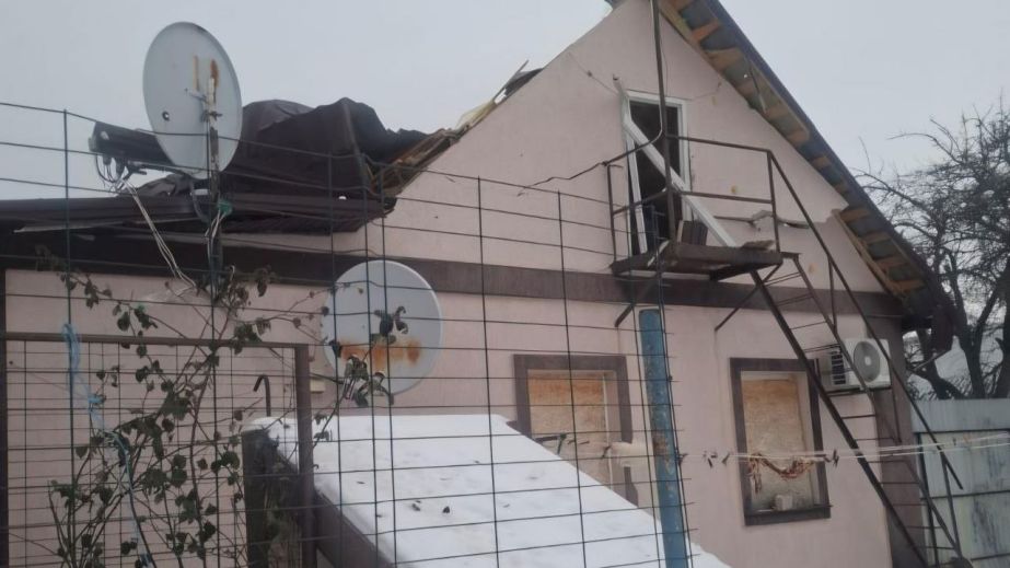 Впродовж дня агресор атакував два райони Дніпропетровщини: серйозно поранена жінка, є руйнування (ФОТО)