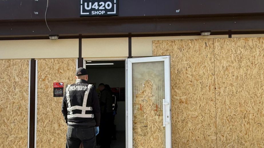 Поліція проводить обшуки в мережі магазинів U420, де, ймовірно, продають наркотики під виглядом сувенірів (ФОТО)