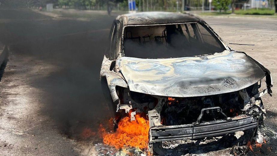 Охота на гражданских: в Марганце вражеский дрон атаковал автомобиль с людьми возле жилого дома (ФОТО, ВИДЕО)