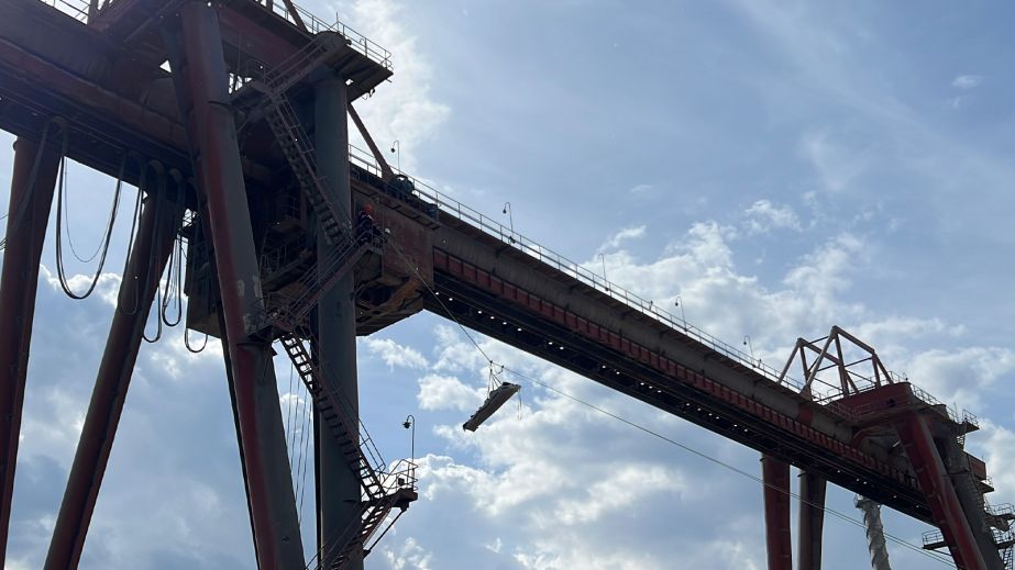 В Днепропетровской области спасатели спустили тело рабочего, который умер в козловом кране на высоте 30 метров (ФОТО)