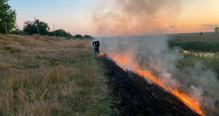 За добу вогнеборці здійснили понад 50 виїздів для гасіння пожеж на Дніпропетровщині