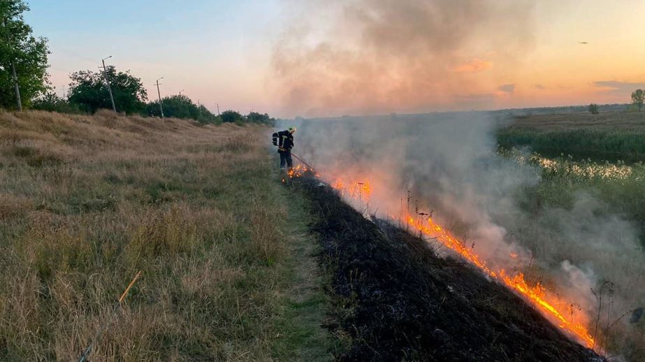 За добу вогнеборці здійснили понад 50 виїздів для гасіння пожеж на Дніпропетровщині