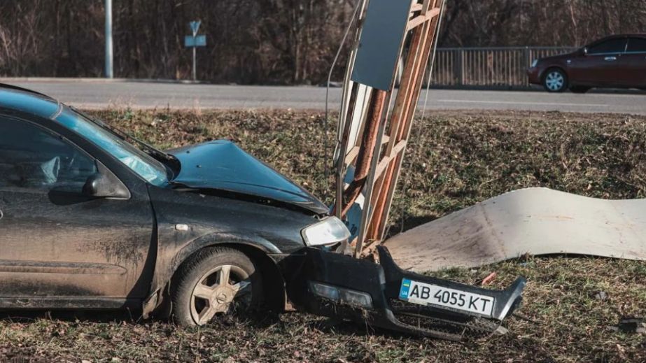 У Дніпрі авто врізалося у білборд: не забирають вже тиждень (ФОТО)