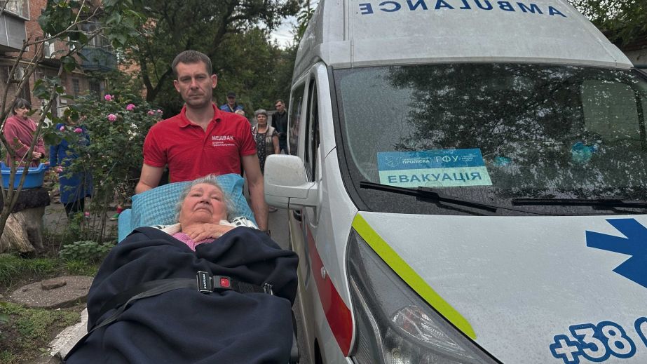 До последнего не решалась: из Никополя эвакуировали пожилую женщину с тяжелой инвалидностью (ФОТО)