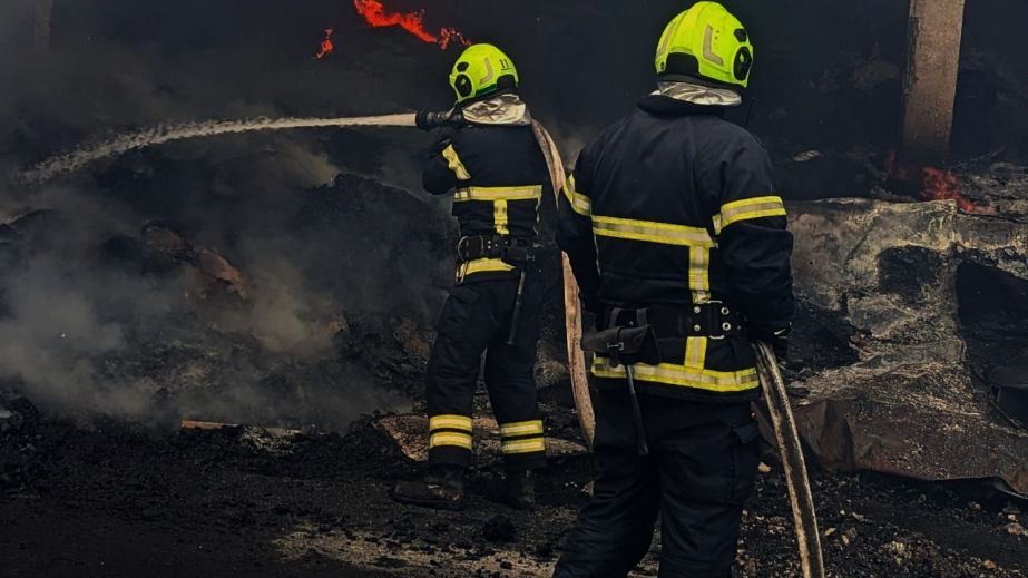 Внаслідок масштабної пожежі на підприємстві у Кривому Розі загинули троє людей (ФОТО)