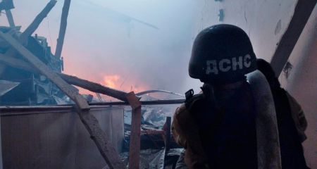 У ДСНС показали кадри ліквідації наслідків ракетного удару по Дніпру вранці 9 серпня (ФОТО)