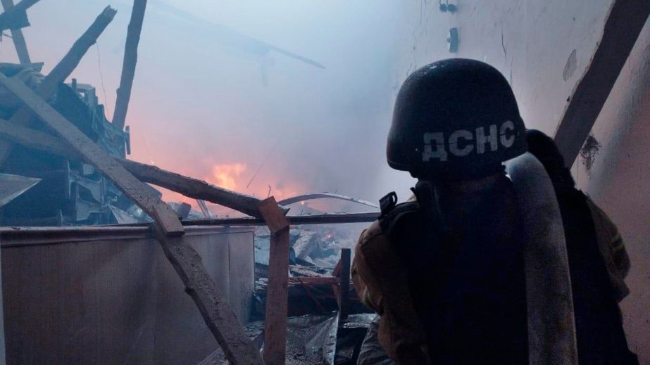 В ГСЧС показали кадры ликвидации последствий ракетного удара по Днепру утром 9 августа (ФОТО)