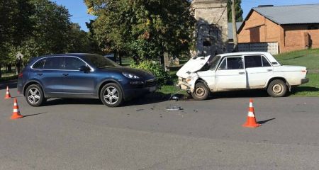 В Криворожском районе водитель Porsche с ребенком в салоне влетела в ВАЗ (ФОТО)