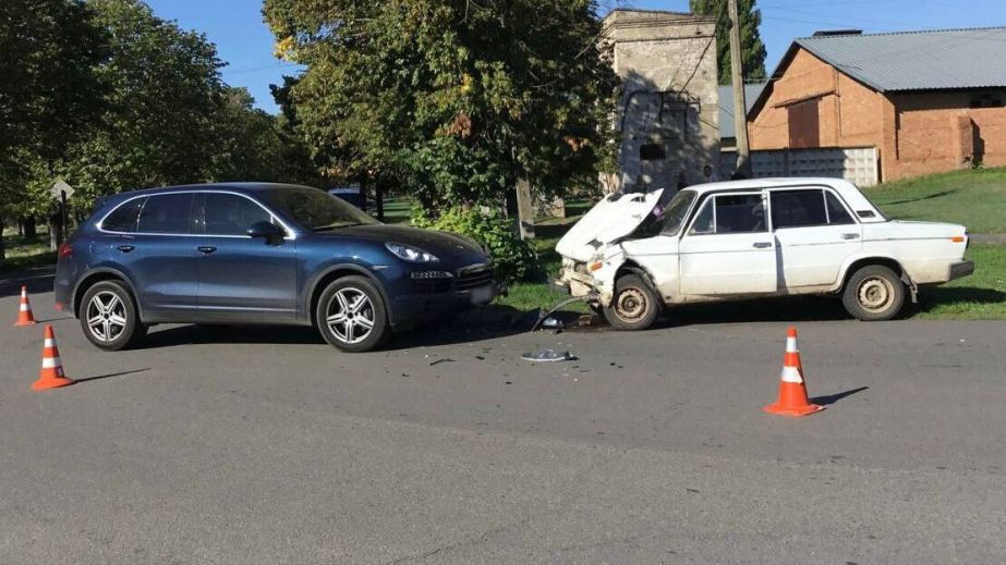 В Криворожском районе водитель Porsche с ребенком в салоне влетела в ВАЗ (ФОТО)