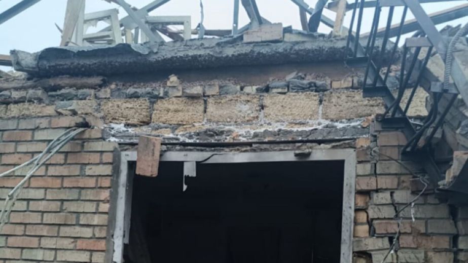 Зруйновані будинки та подвір'я: у поліції показали наслідки обстрілів Дніпропетровщини за добу (ФОТО)