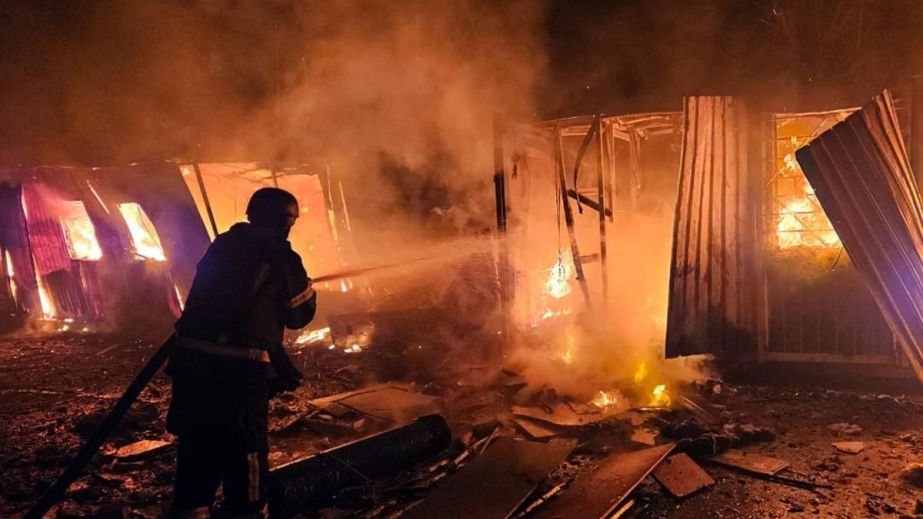 У ДСНС показали кадри гасіння пожеж, що виникли внаслідок нічних атак на Дніпропетровщину (ФОТО)