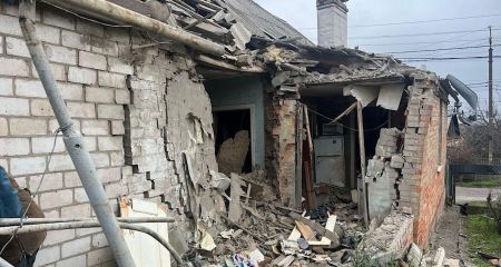 У Нікополі постраждало літнє подружжя, в будинок яких влучив ворожий артснаряд (ВІДЕО)