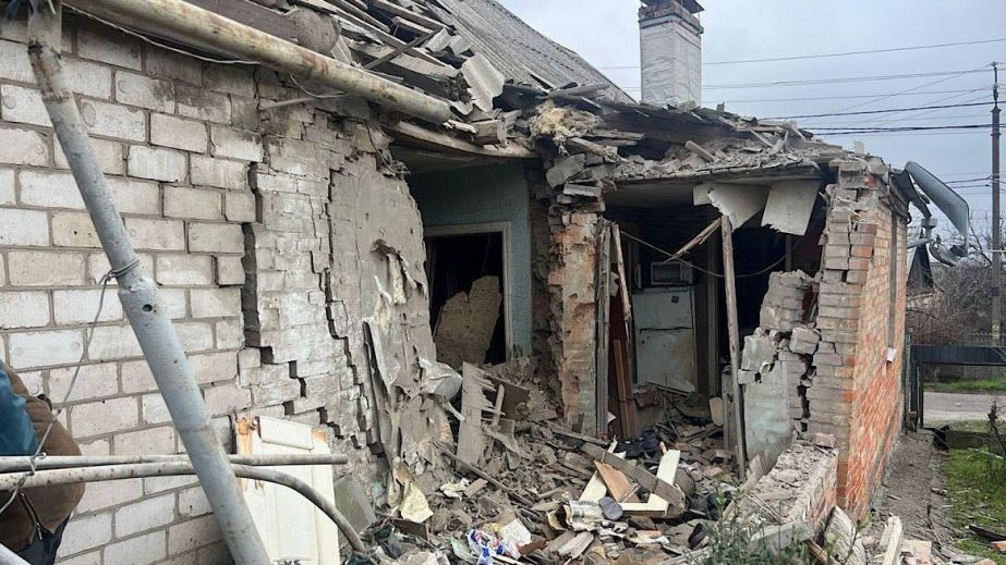 У Нікополі постраждало літнє подружжя, в будинок яких влучив ворожий артснаряд (ВІДЕО)