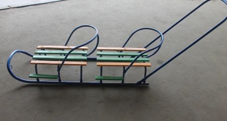 Искры летели вокруг: в Кривом Роге мужчины привязали санки к микроавтобусу и катались по асфальту (ВИДЕО)