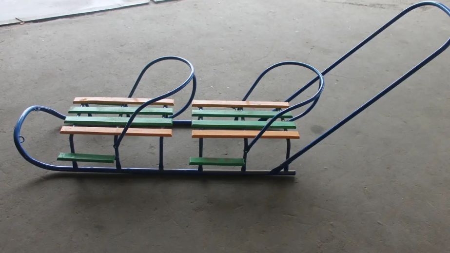 Іскри летіли навкруги: у Кривому Розі чоловіки привʼязали санчата до мікроавтобусу та каталися по асфальту (ВІДЕО)