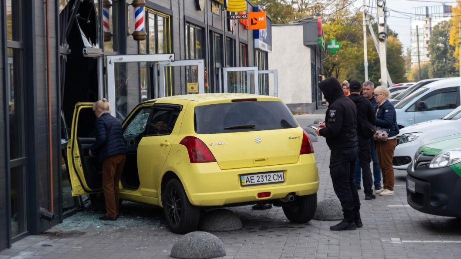 У Дніпрі легковик влетів у скляний фасад бербершопу (ФОТО, ВІДЕО)