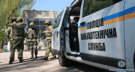 Небезпечний улов: у Дніпрі на набережній з води виловили пакет з боєприпасами