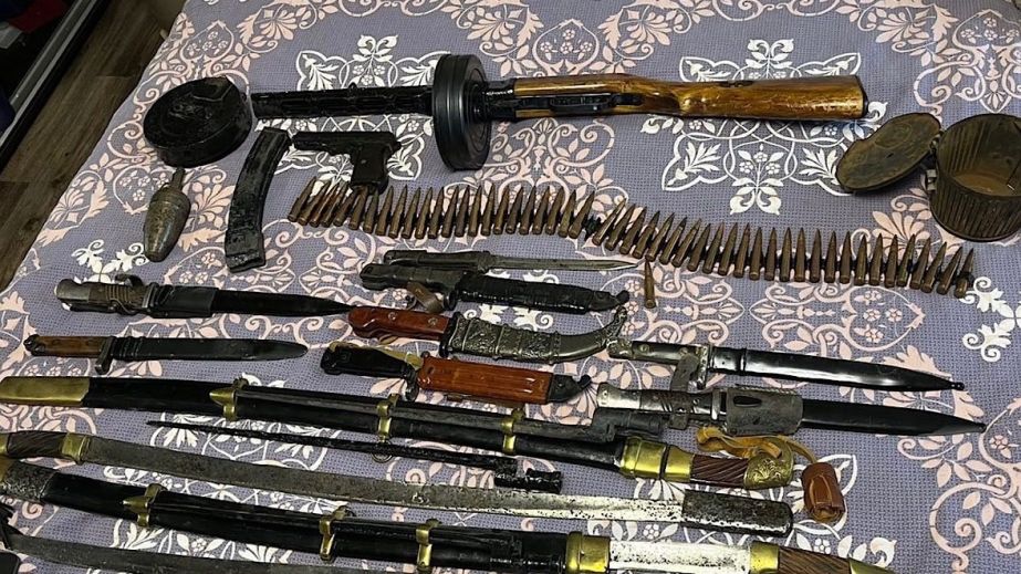 Арсеналы огнестрельного и холодного оружия хранил мужчина на Днепропетровщине (ФОТО)